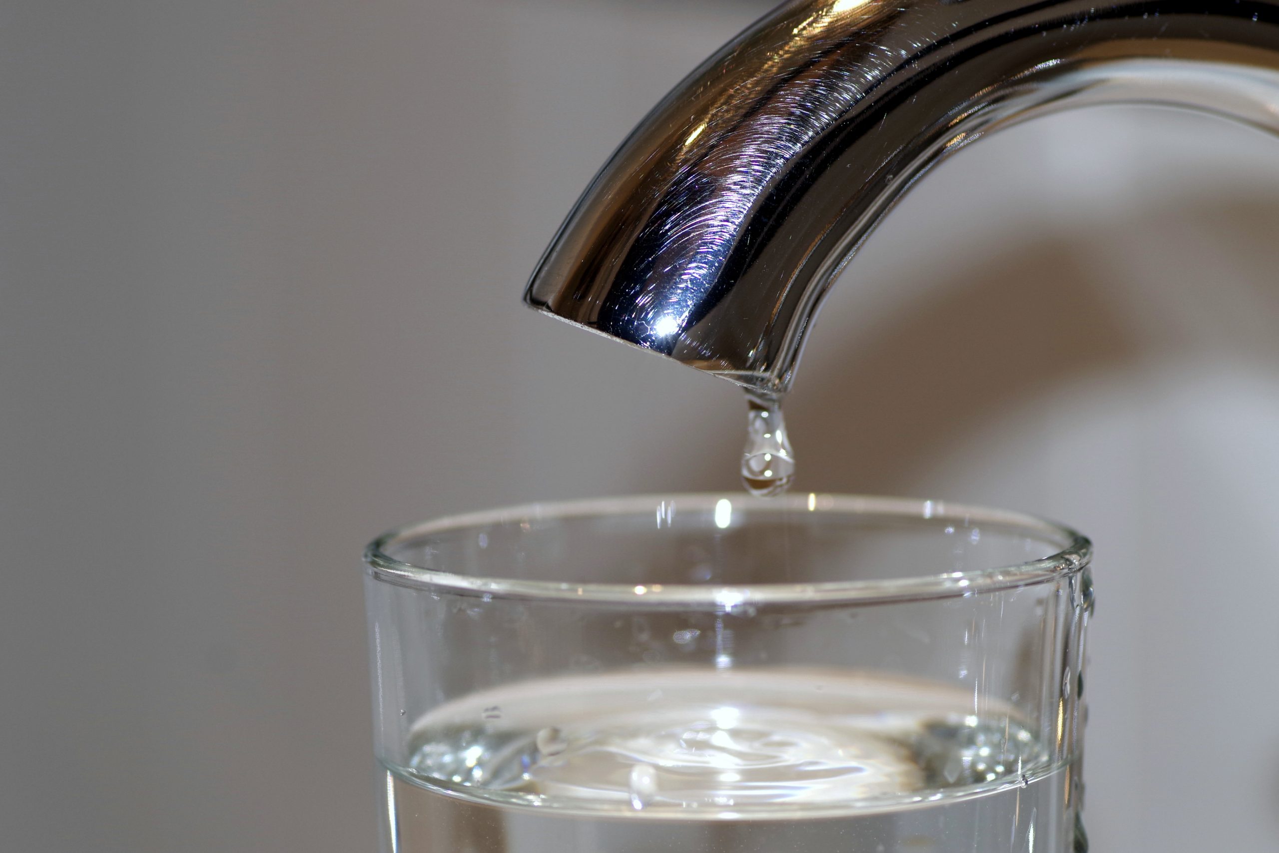 Que se passe-t-il quand on filtre l'eau du robinet ?